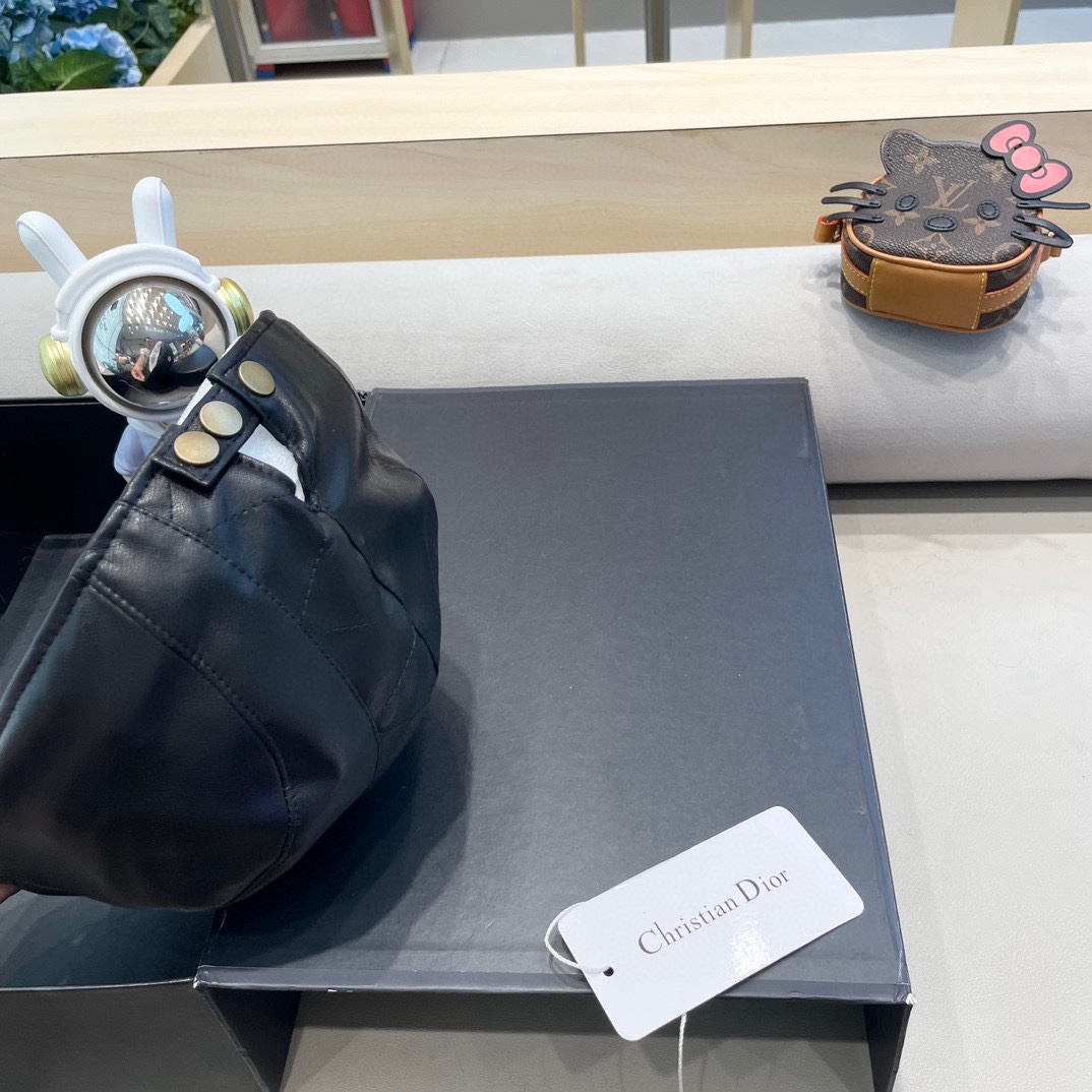 DIOR迪奥美式小众设计品牌百搭皮质画家帽贝雷帽子女春秋时尚潮复古前进帽。