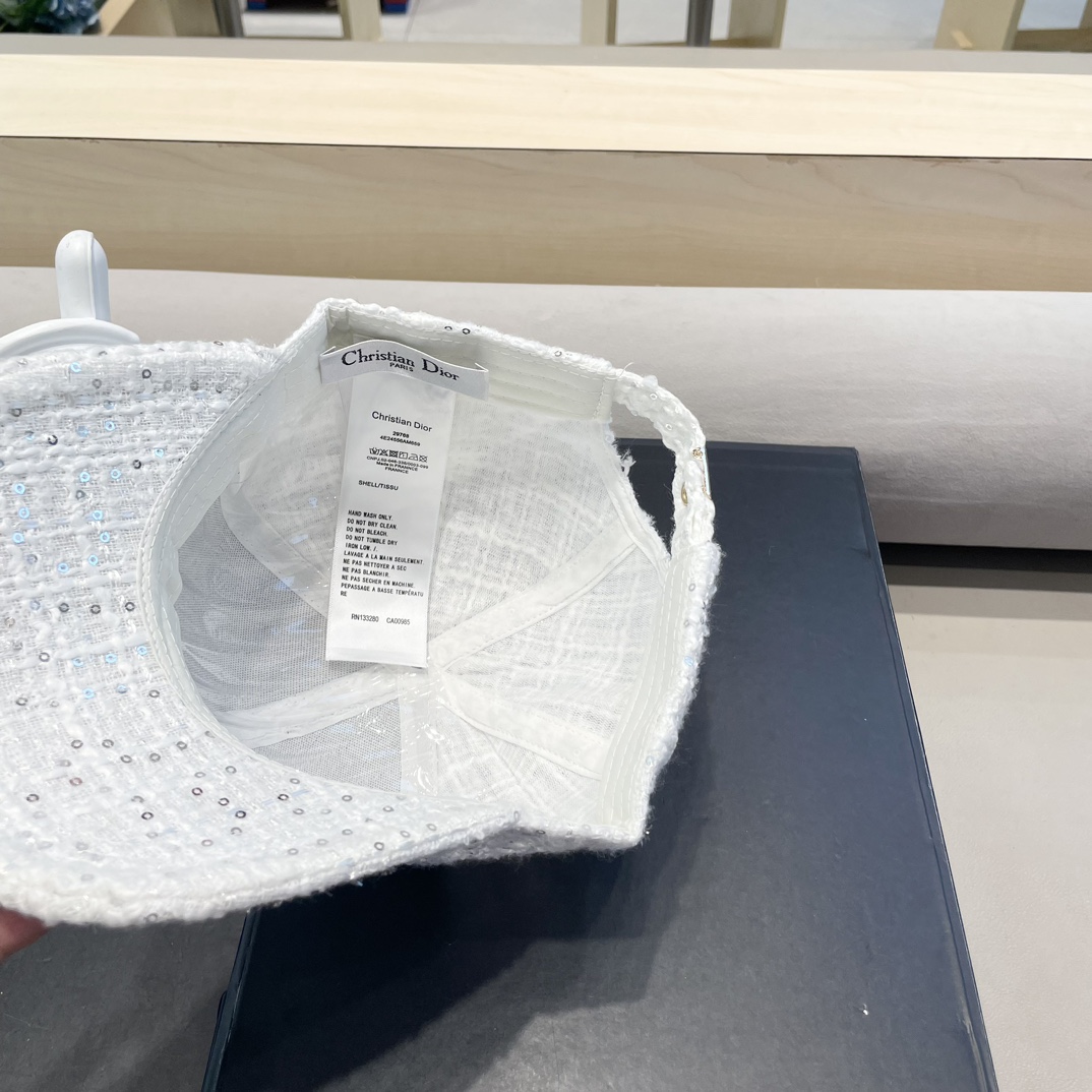 DIOR迪奥 一款渔夫帽一款棒球帽可用于搭配不同的着装两款都是四季适用外层是100棉帽型挺括佩戴舒适透珍