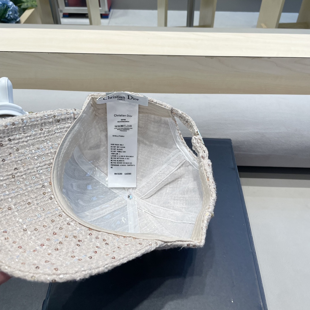 DIOR迪奥 一款渔夫帽一款棒球帽可用于搭配不同的着装两款都是四季适用外层是100棉帽型挺括佩戴舒适透珍