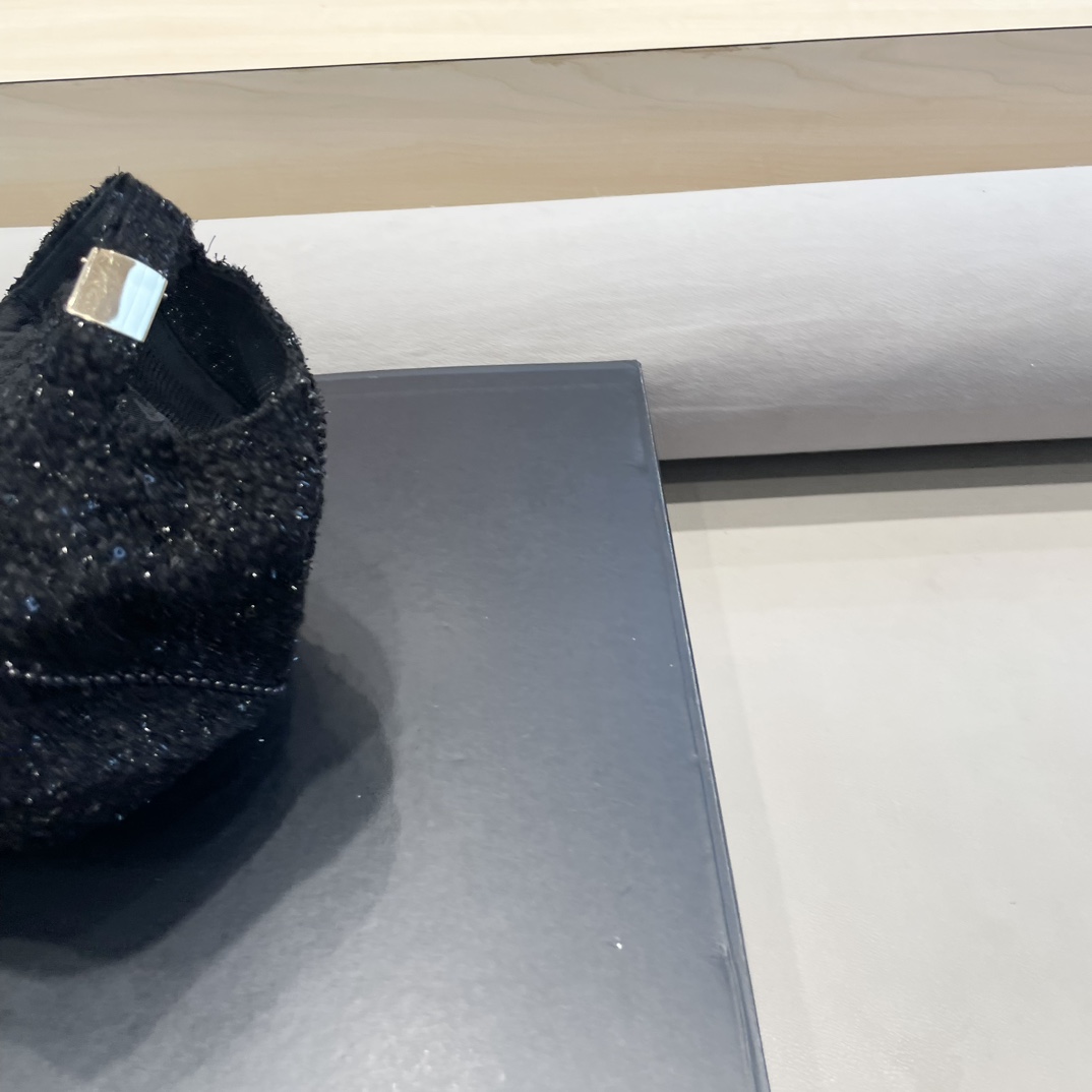 DIOR迪奥 一款渔夫帽一款棒球帽可用于搭配不同的着装两款都是四季适用外层是100棉帽型挺括佩戴舒适透珍