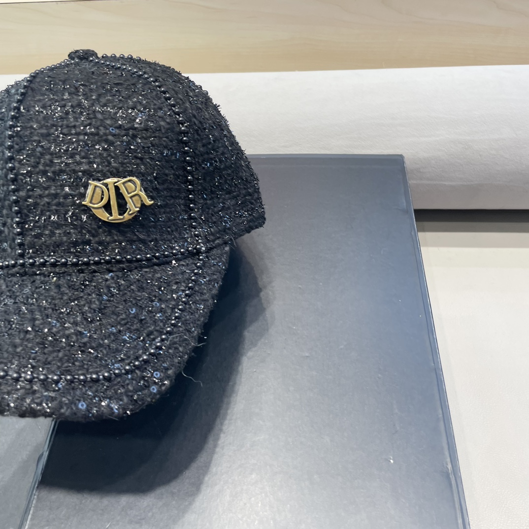 DIOR迪奥 一款渔夫帽一款棒球帽可用于搭配不同的着装两款都是四季适用外层是100棉帽型挺括佩戴舒适透珍