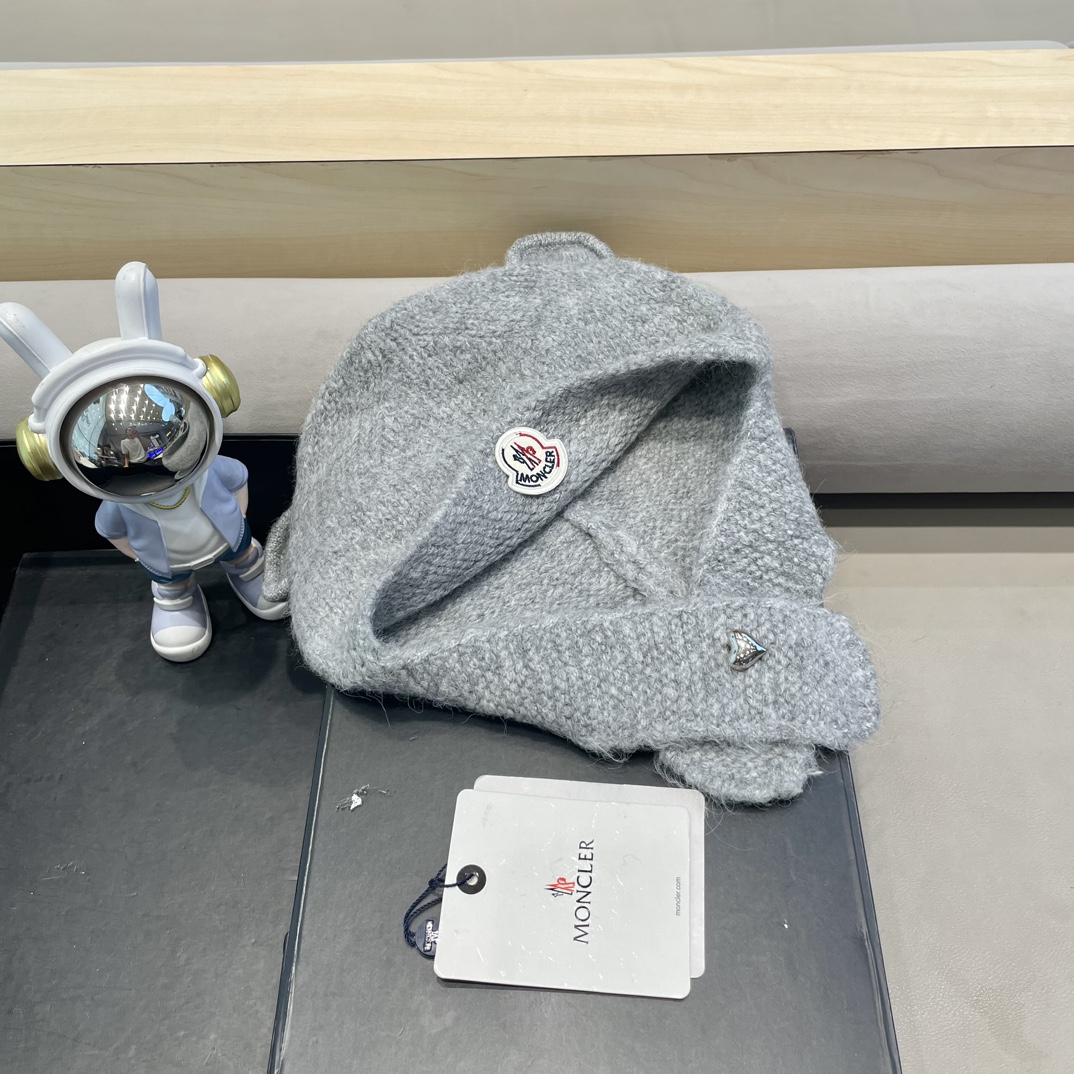 moncler小熊毛线帽子女可爱显脸小含羊毛针织帽秋冬保暖护耳雷锋帽