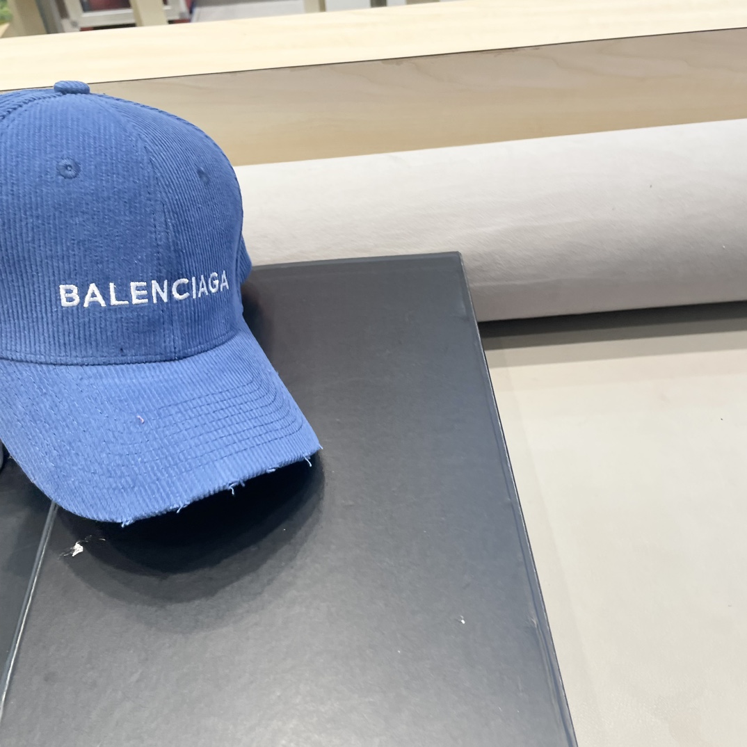  巴黎世家BaIenciaga秋冬新款灯芯绒棒球帽
个性新标志 帽型特别好，面料是很赞，
机场街拍必备，