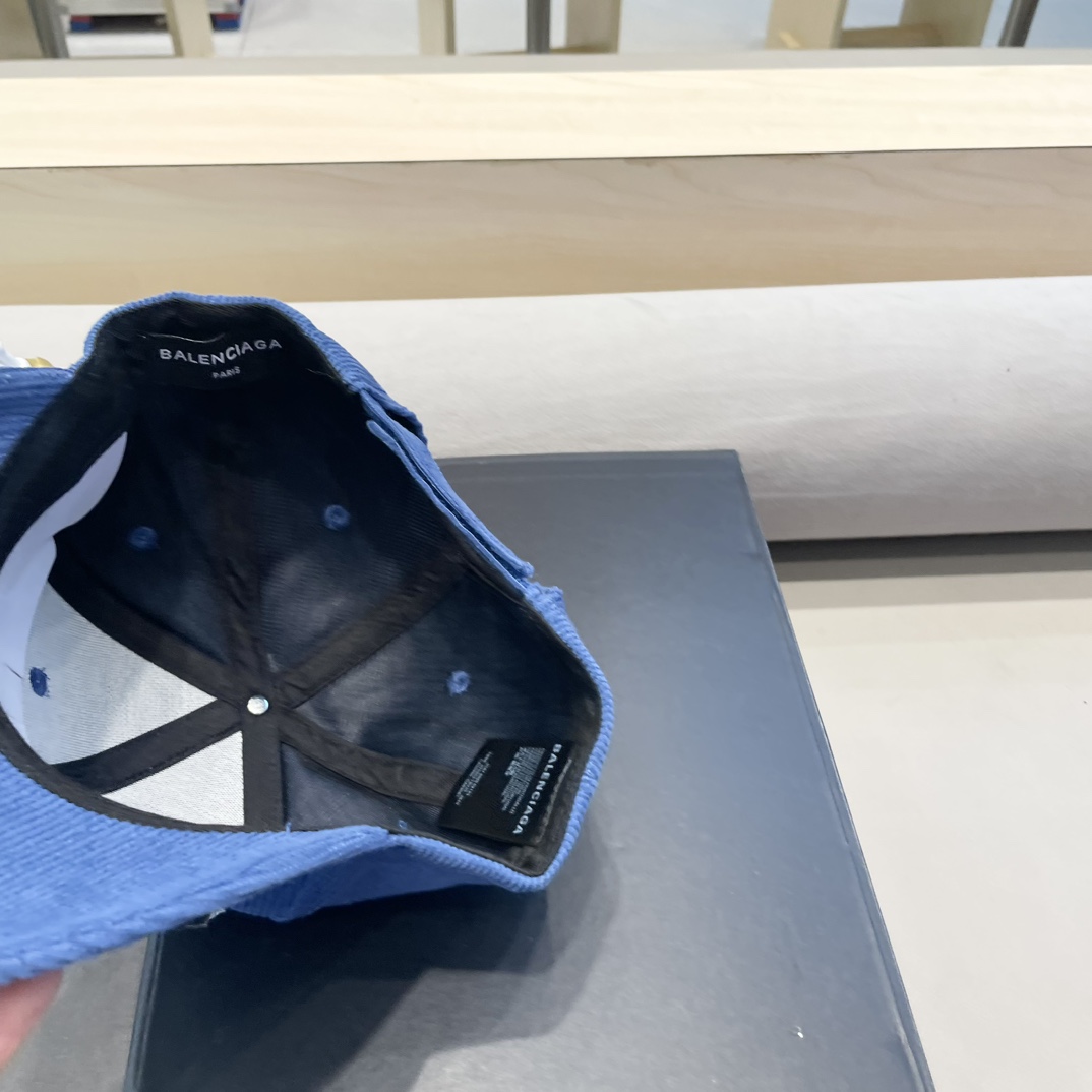  巴黎世家BaIenciaga秋冬新款灯芯绒棒球帽
个性新标志 帽型特别好，面料是很赞，
机场街拍必备，