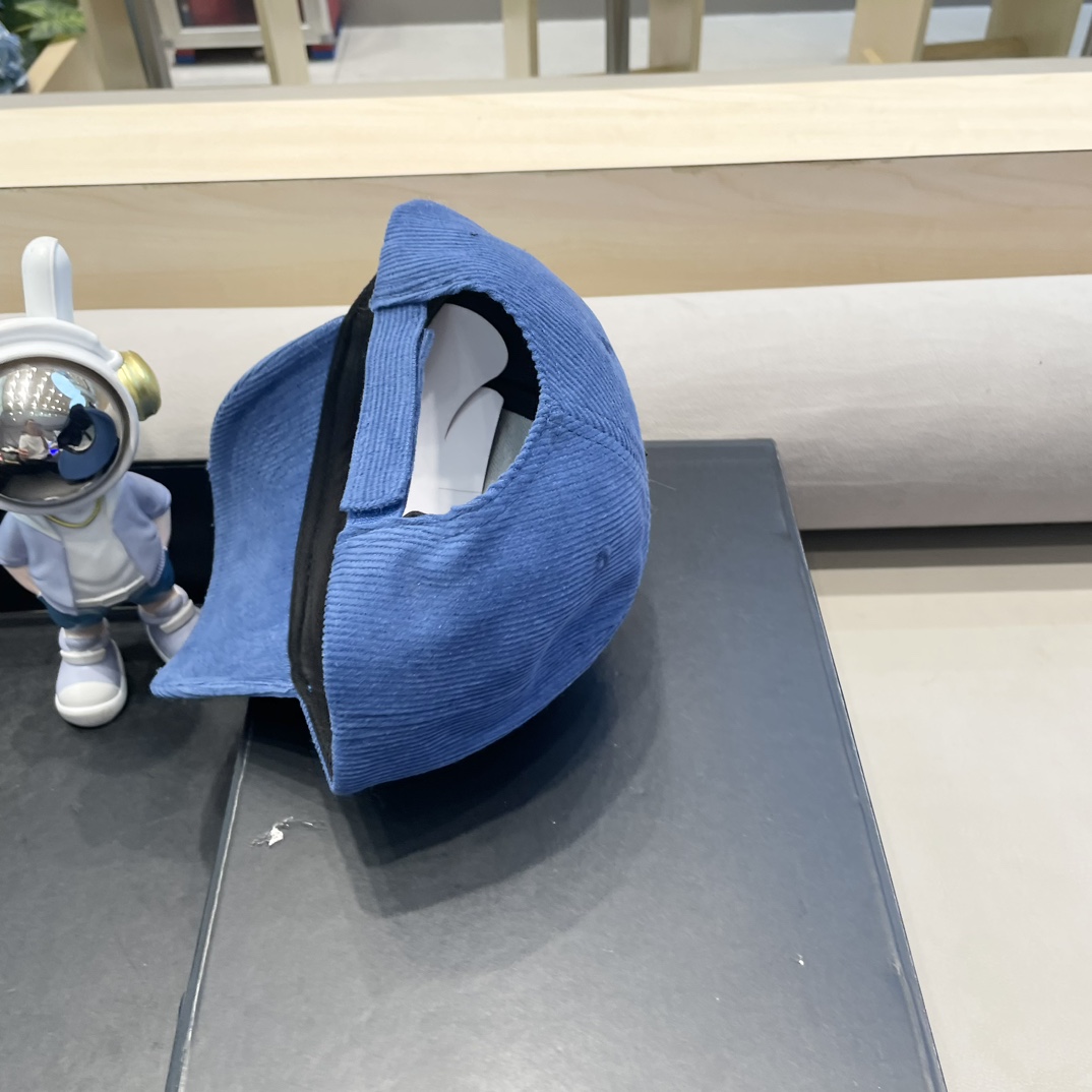  巴黎世家BaIenciaga秋冬新款灯芯绒棒球帽
个性新标志 帽型特别好，面料是很赞，
机场街拍必备，