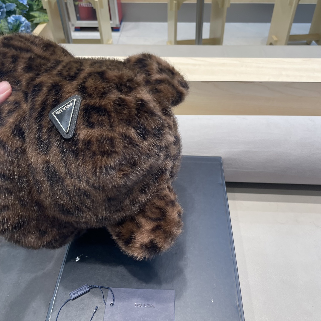 普拉达Prada复古豹纹毛绒帽子女秋冬季防寒保暖渔夫帽潮流辣妹护耳套头帽盆帽