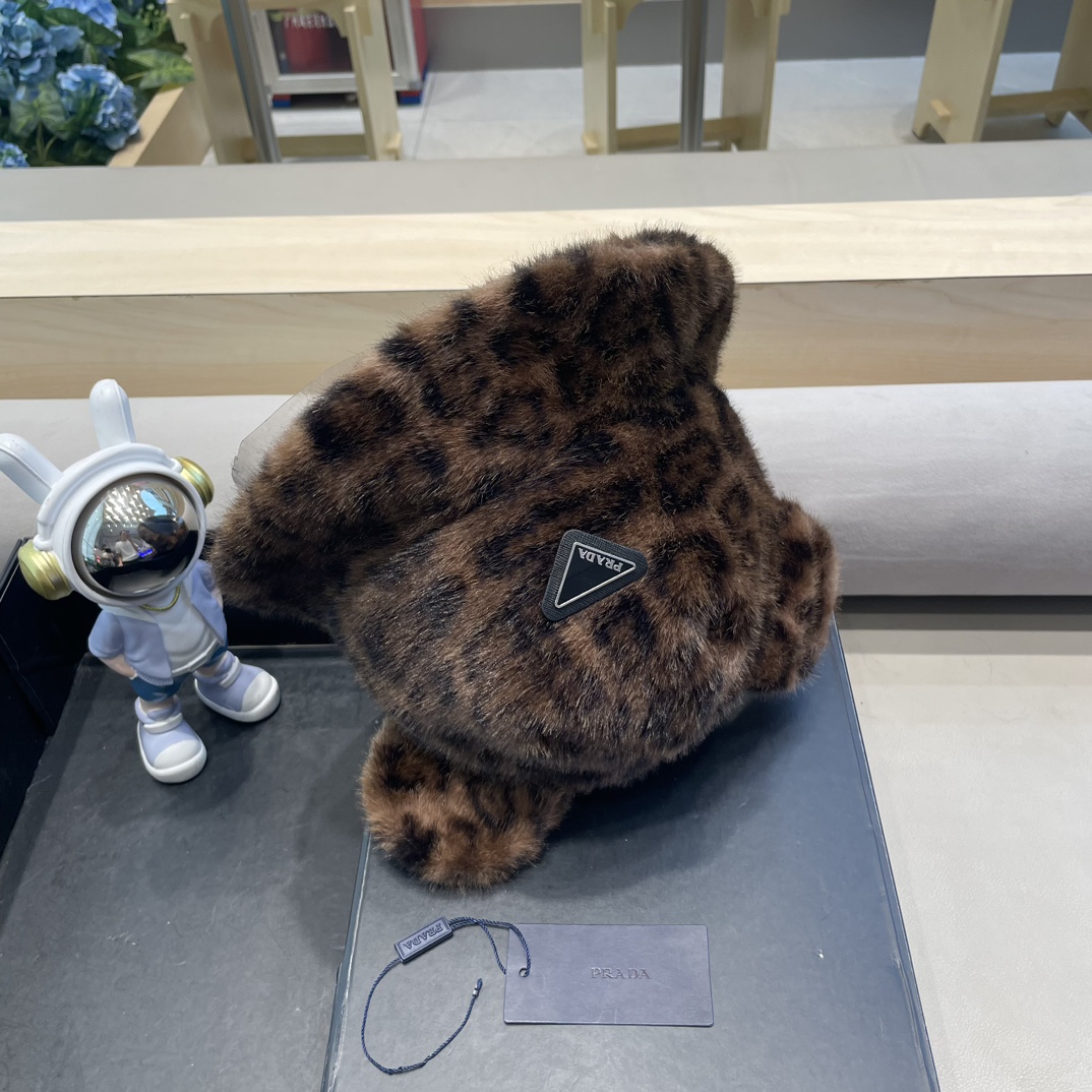 普拉达Prada复古豹纹毛绒帽子女秋冬季防寒保暖渔夫帽潮流辣妹护耳套头帽盆帽