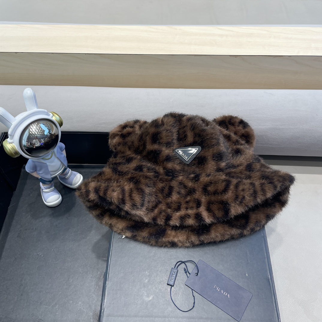 普拉达Prada复古豹纹毛绒帽子女秋冬季防寒保暖渔夫帽潮流辣妹护耳套头帽盆帽