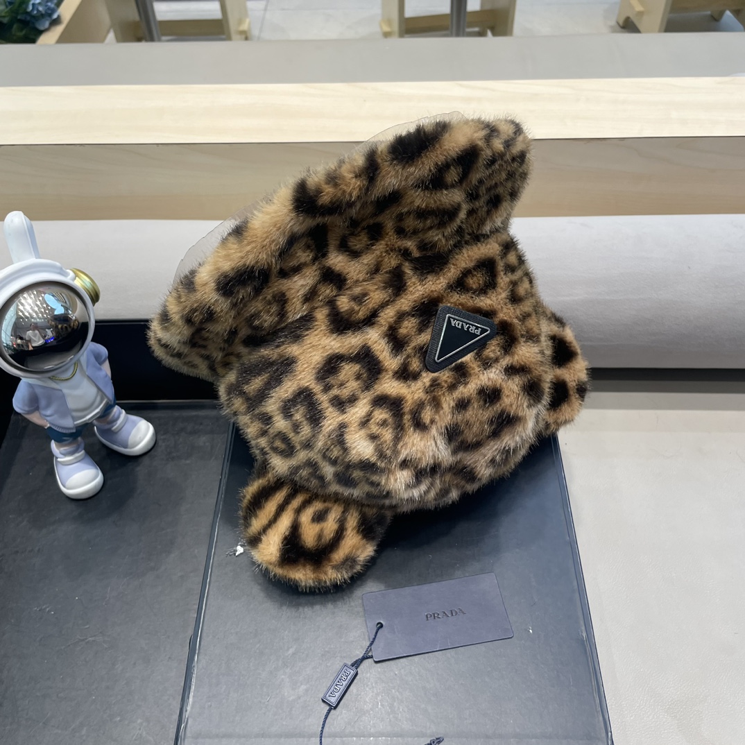 普拉达Prada复古豹纹毛绒帽子女秋冬季防寒保暖渔夫帽潮流辣妹护耳套头帽盆帽