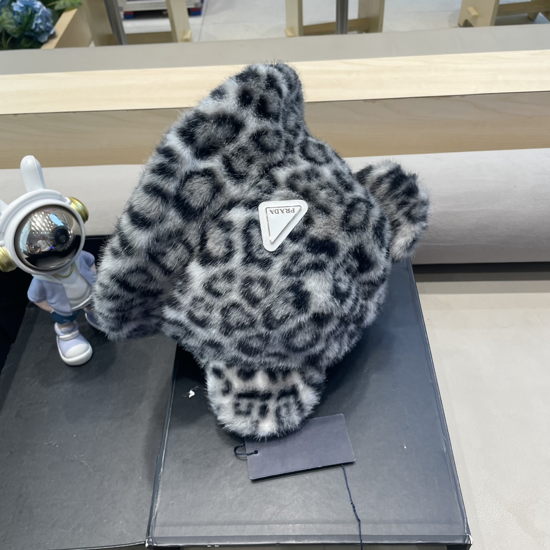 普拉达Prada复古豹纹毛绒帽子女秋冬季防寒保暖渔夫帽潮流辣妹护耳套头帽盆帽