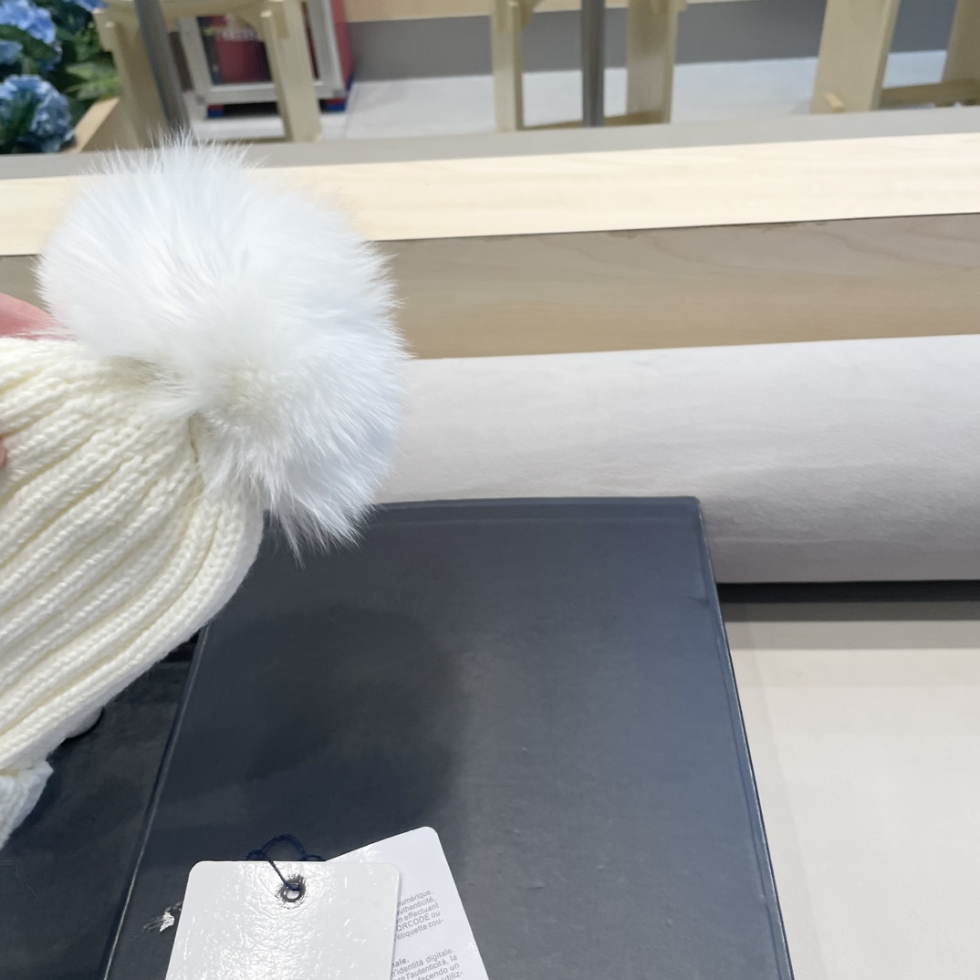 蒙口Moncler盟可睐配狐狸毛球💥官网经典针织帽，原单复刻.非常柔软亲肤，弹性很好💓有质感又非常百搭的