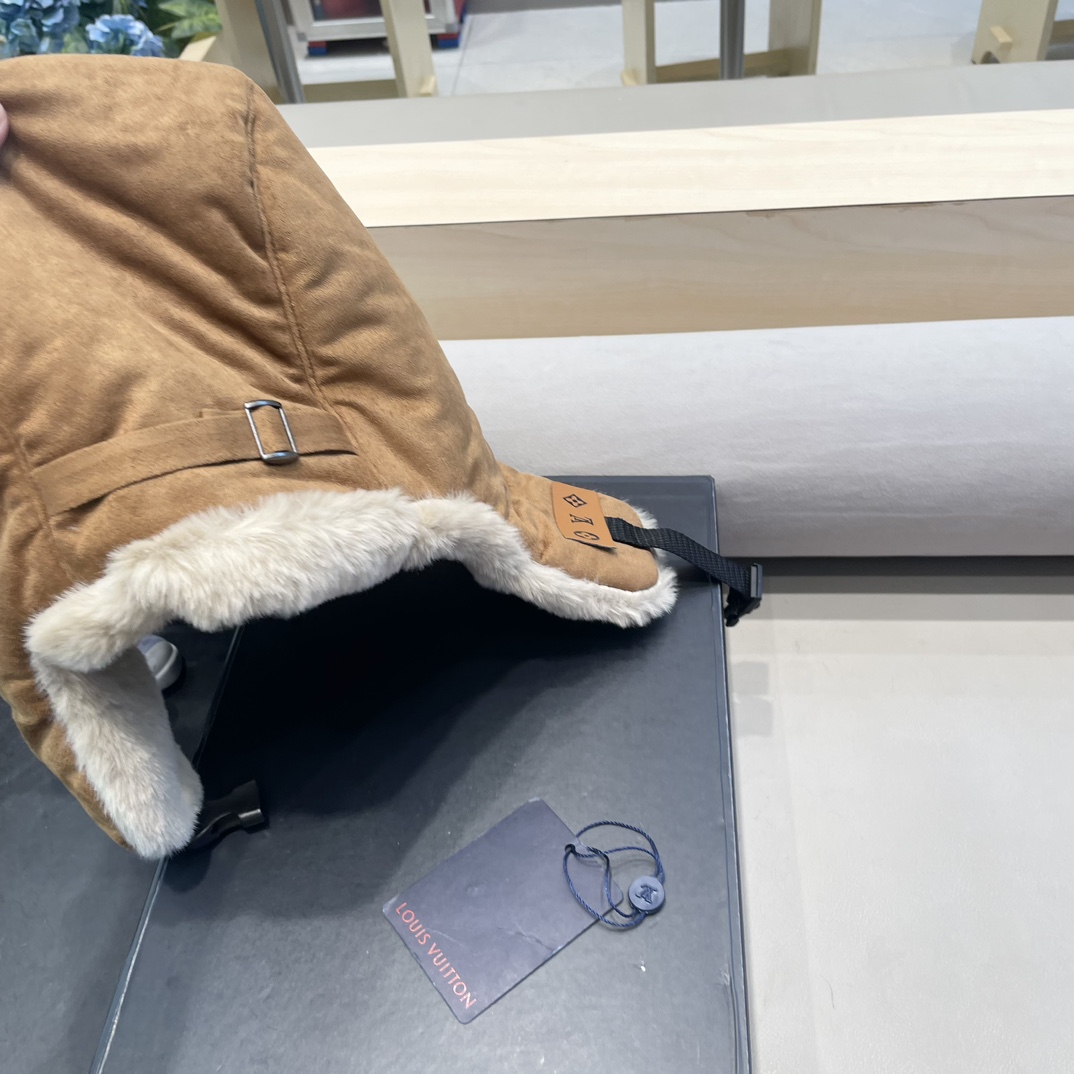 Lv路易威登2024新款加绒加厚骑行电动车防风护耳帽保暖东北雷锋帽