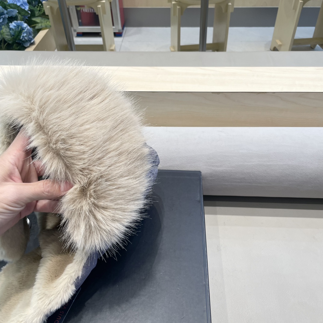 Lv路易威登2024新款加绒加厚骑行电动车防风护耳帽保暖东北雷锋帽