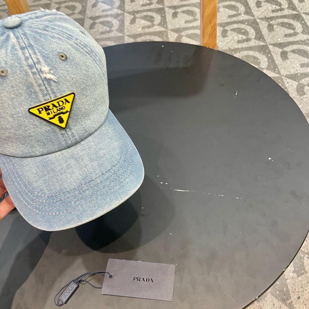  普拉达Prada 经典三角标棒球帽🧢万能必留款 戴一万年都好看 日常刚需 颜色完美 帽型正点 简直谁戴