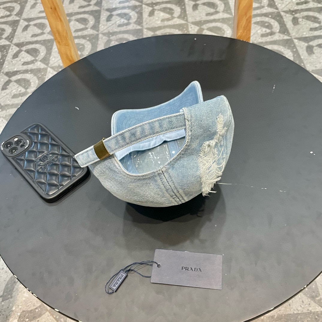  普拉达Prada 经典三角标棒球帽🧢万能必留款 戴一万年都好看 日常刚需 颜色完美 帽型正点 简直谁戴