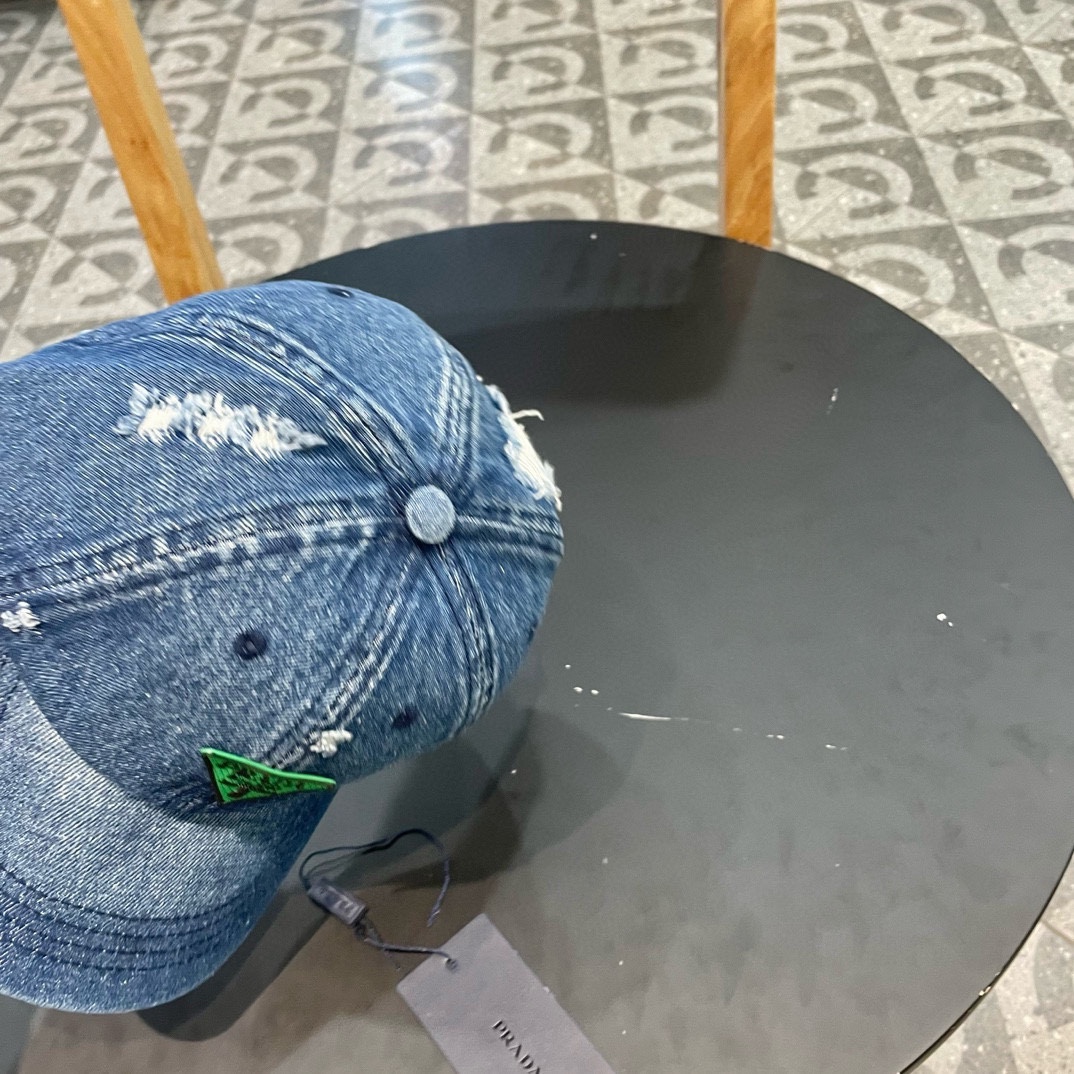  普拉达Prada 经典三角标棒球帽🧢万能必留款 戴一万年都好看 日常刚需 颜色完美 帽型正点 简直谁戴