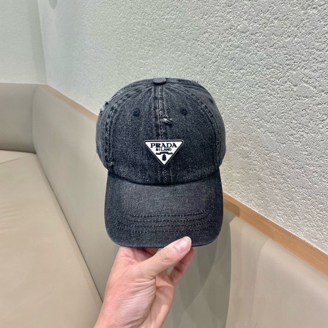  普拉达Prada 经典三角标棒球帽🧢万能必留款 戴一万年都好看 日常刚需 颜色完美 帽型正点 简直谁戴