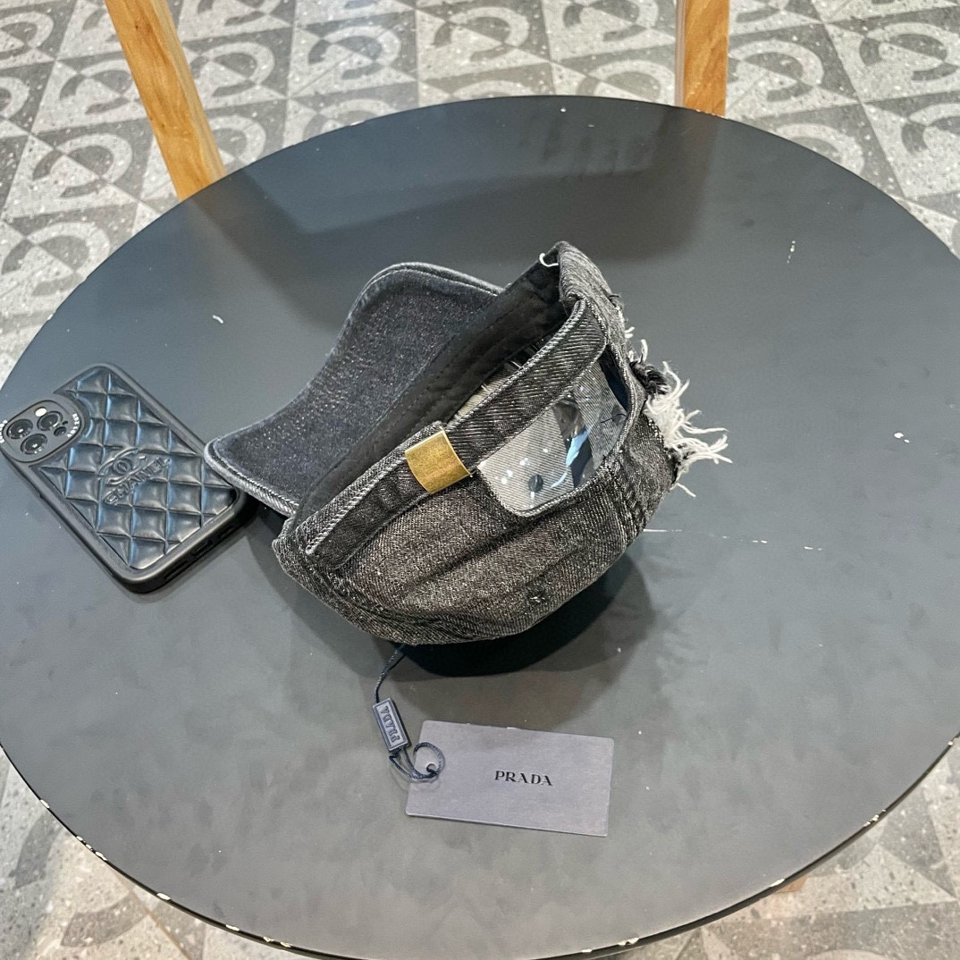  普拉达Prada 经典三角标棒球帽🧢万能必留款 戴一万年都好看 日常刚需 颜色完美 帽型正点 简直谁戴