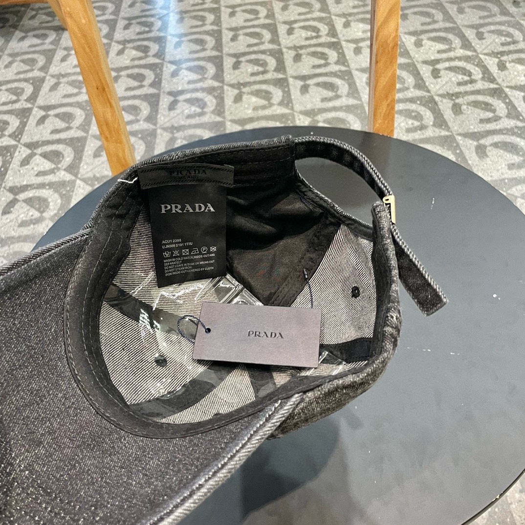  普拉达Prada 经典三角标棒球帽🧢万能必留款 戴一万年都好看 日常刚需 颜色完美 帽型正点 简直谁戴