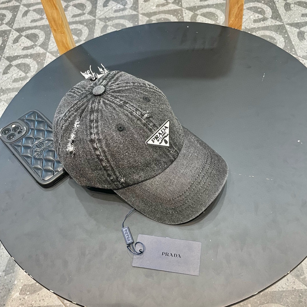  普拉达Prada 经典三角标棒球帽🧢万能必留款 戴一万年都好看 日常刚需 颜色完美 帽型正点 简直谁戴