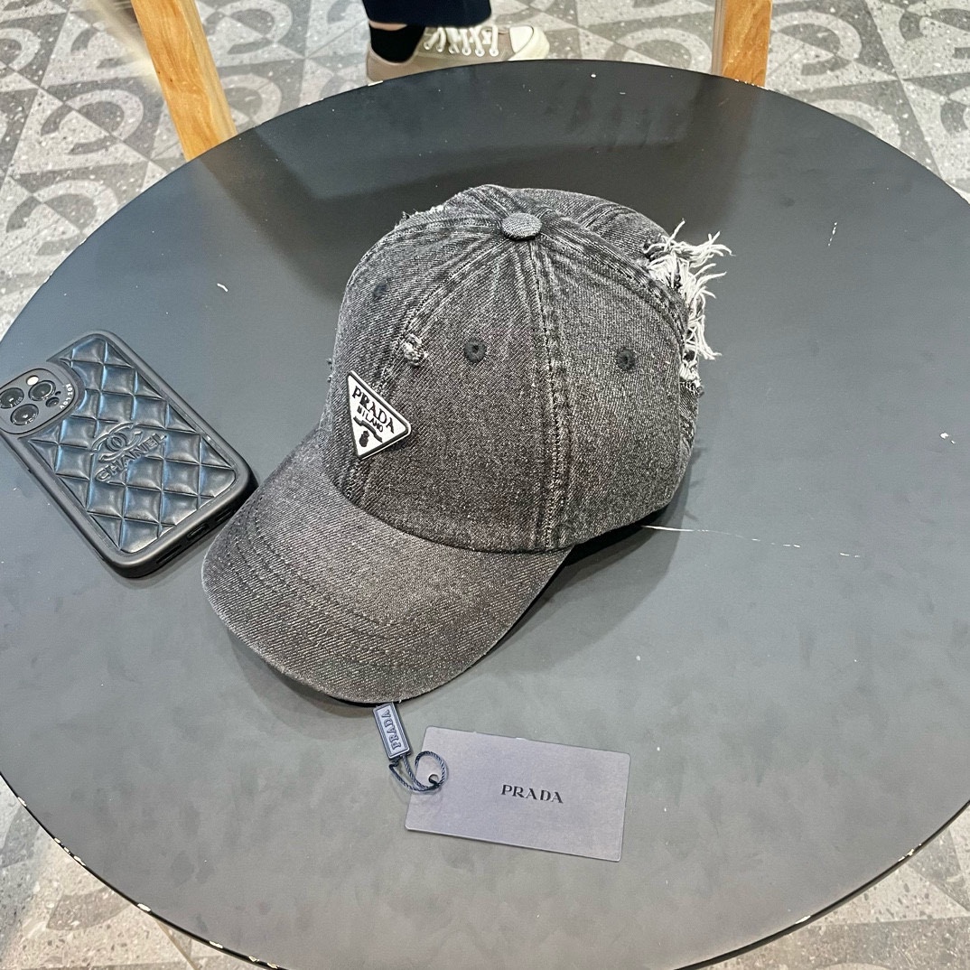 普拉达Prada 经典三角标棒球帽🧢万能必留款 戴一万年都好看 日常刚需 颜色完美 帽型正点 简直谁戴
