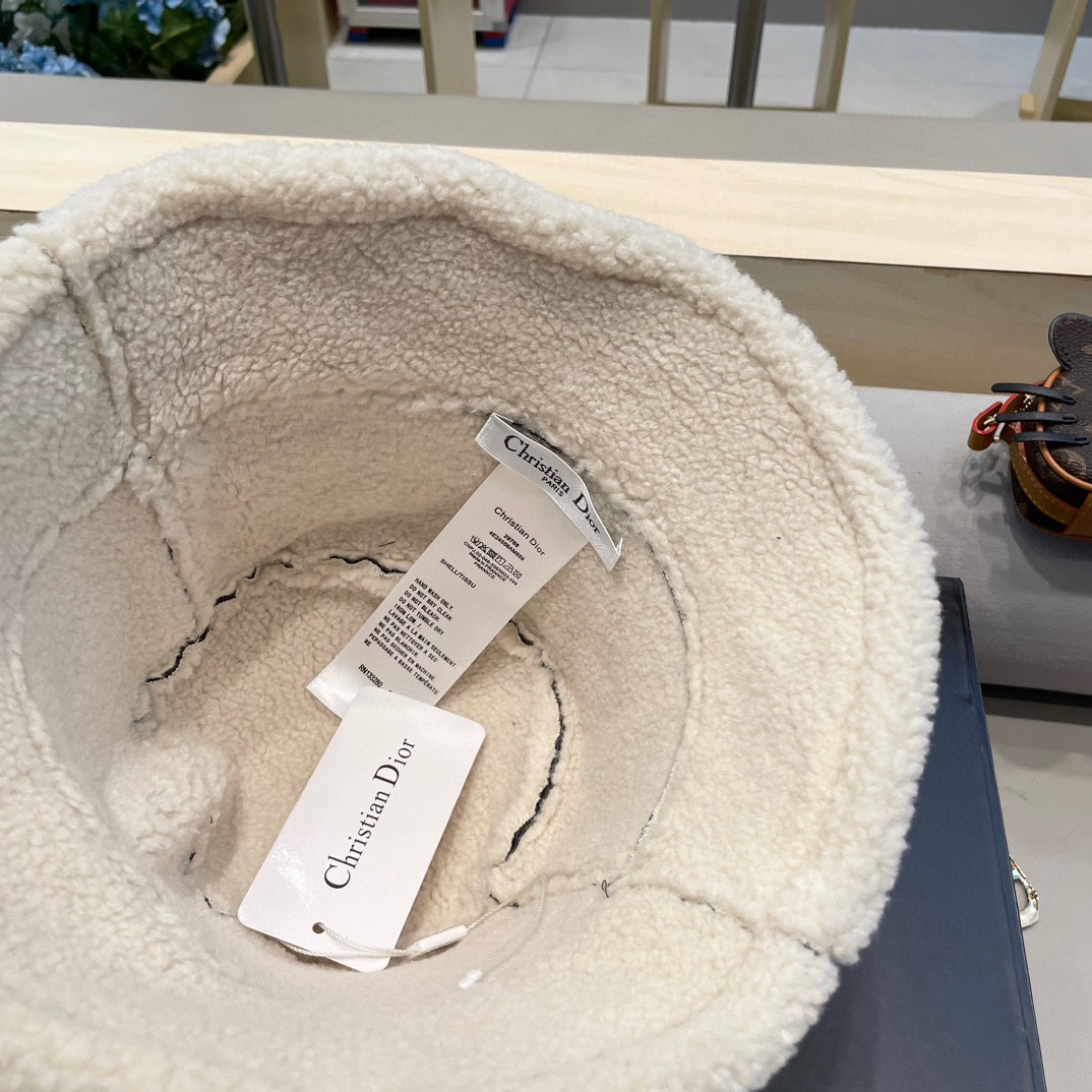 Dior迪奥秋冬款加厚羊羔毛皮毛一体渔夫帽子女休闲百搭显瘦平顶帽时尚盆帽