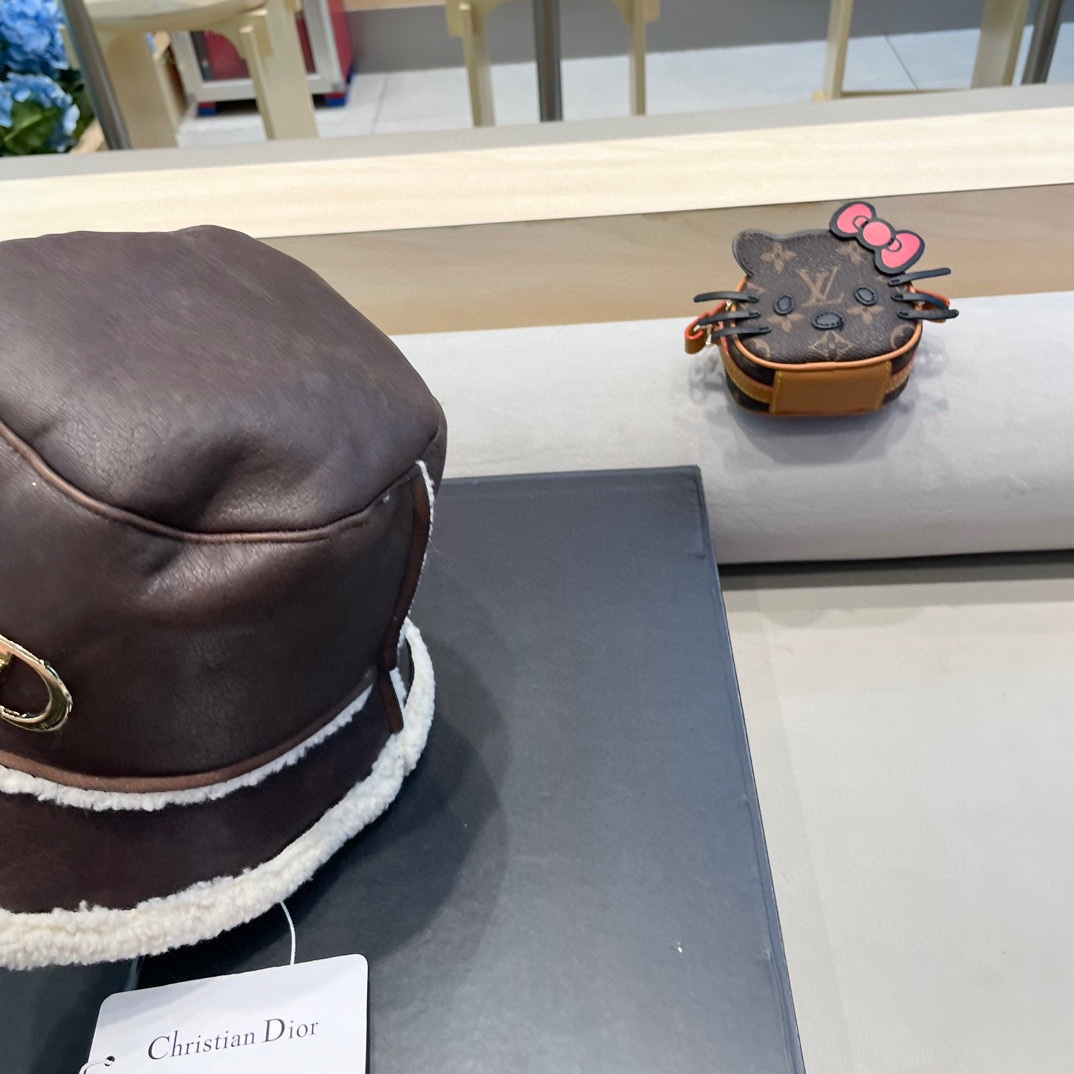 Dior迪奥秋冬款加厚羊羔毛皮毛一体渔夫帽子女休闲百搭显瘦平顶帽时尚盆帽
