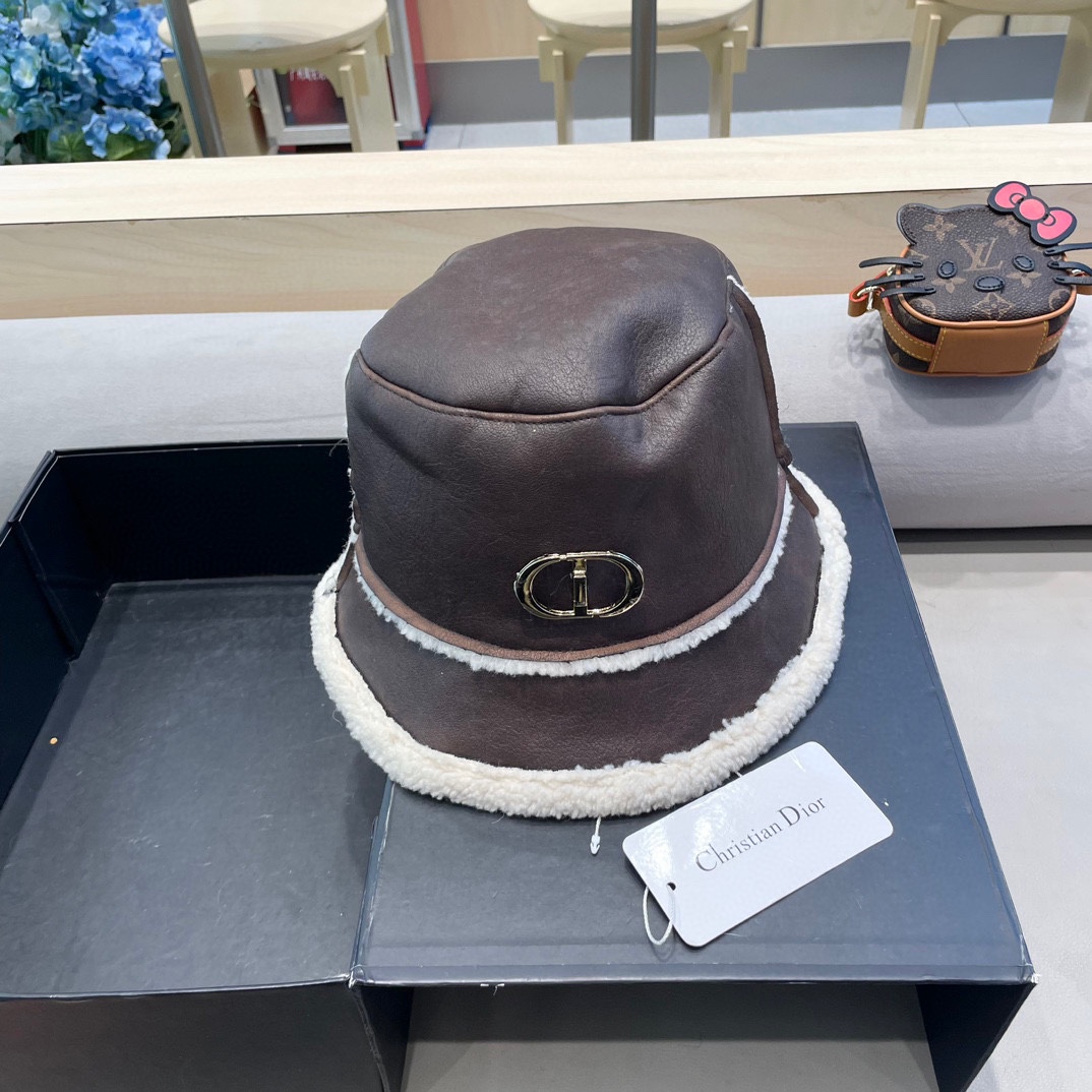 Dior迪奥秋冬款加厚羊羔毛皮毛一体渔夫帽子女休闲百搭显瘦平顶帽时尚盆帽