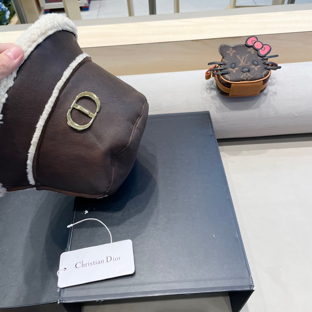 Dior迪奥秋冬款加厚羊羔毛皮毛一体渔夫帽子女休闲百搭显瘦平顶帽时尚盆帽