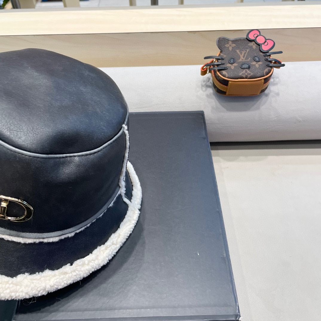 Dior迪奥秋冬款加厚羊羔毛皮毛一体渔夫帽子女休闲百搭显瘦平顶帽时尚盆帽
