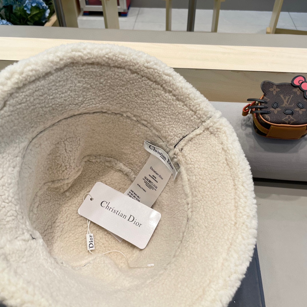 Dior迪奥秋冬款加厚羊羔毛皮毛一体渔夫帽子女休闲百搭显瘦平顶帽时尚盆帽