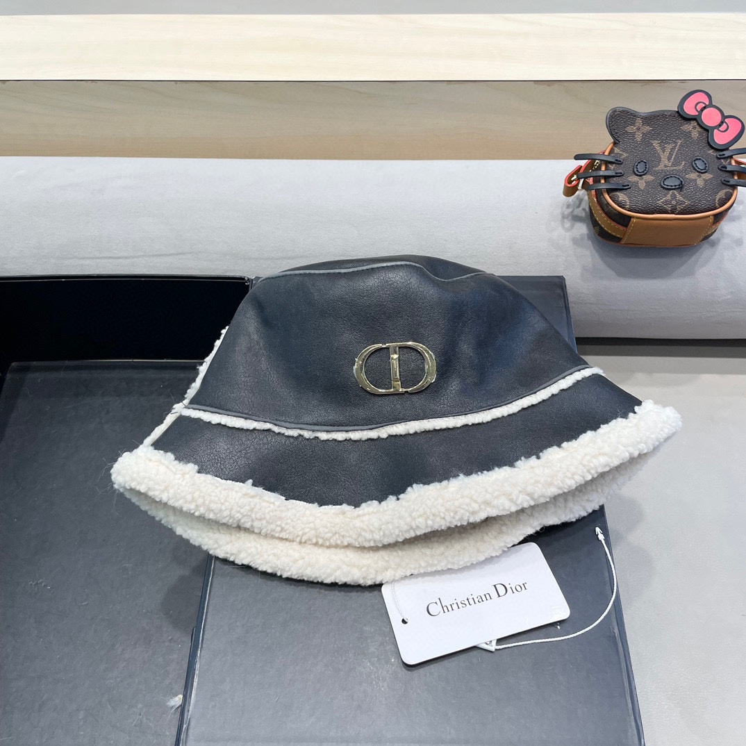 Dior迪奥秋冬款加厚羊羔毛皮毛一体渔夫帽子女休闲百搭显瘦平顶帽时尚盆帽