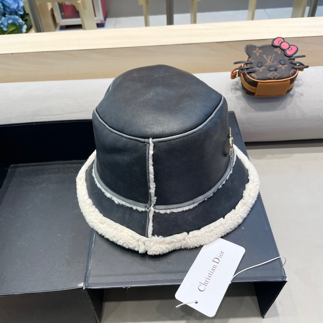 Dior迪奥秋冬款加厚羊羔毛皮毛一体渔夫帽子女休闲百搭显瘦平顶帽时尚盆帽