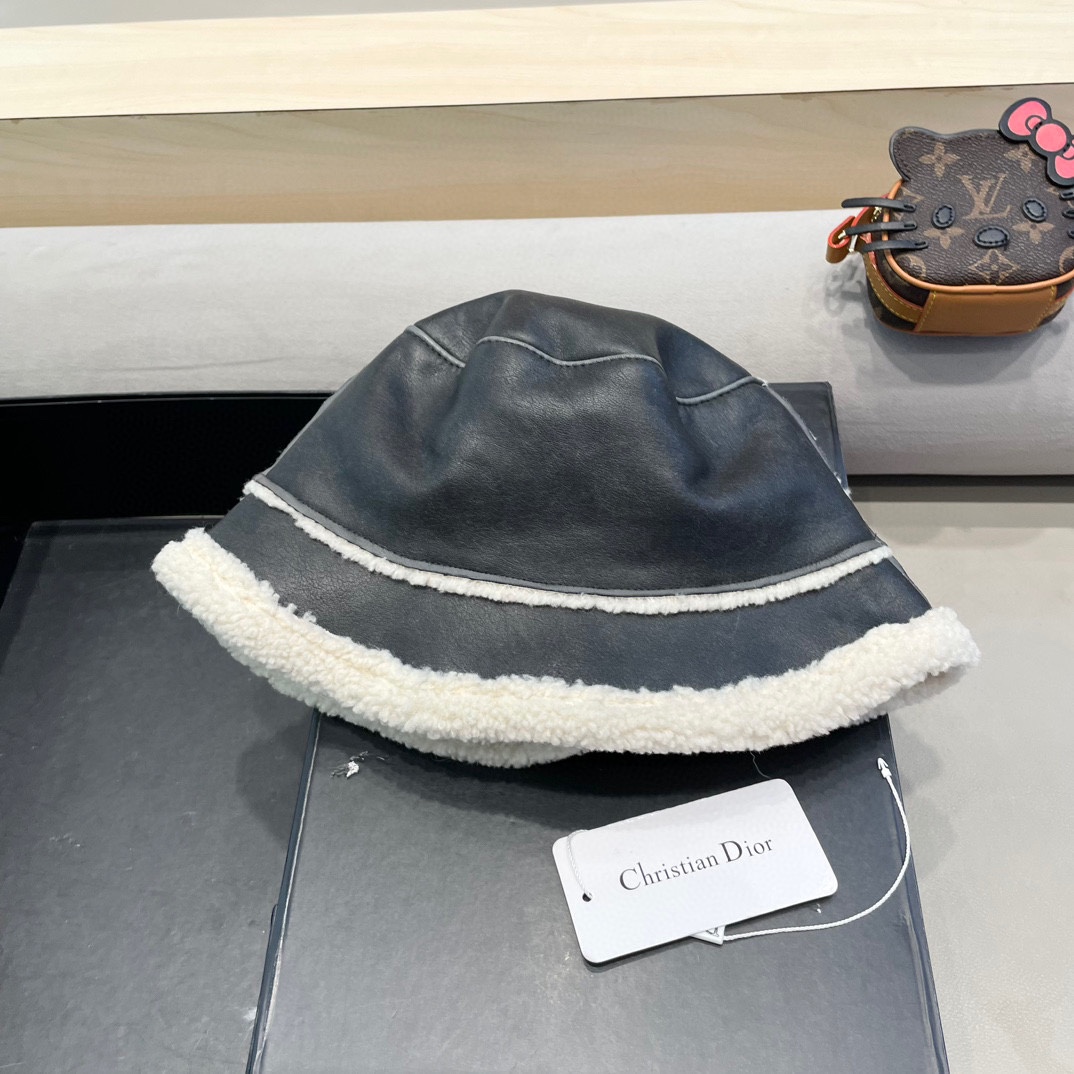Dior迪奥秋冬款加厚羊羔毛皮毛一体渔夫帽子女休闲百搭显瘦平顶帽时尚盆帽