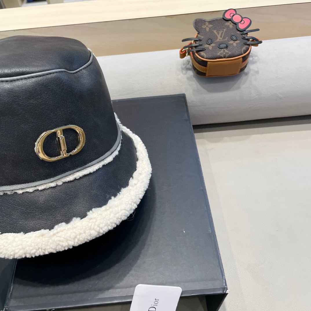 Dior迪奥秋冬款加厚羊羔毛皮毛一体渔夫帽子女休闲百搭显瘦平顶帽时尚盆帽