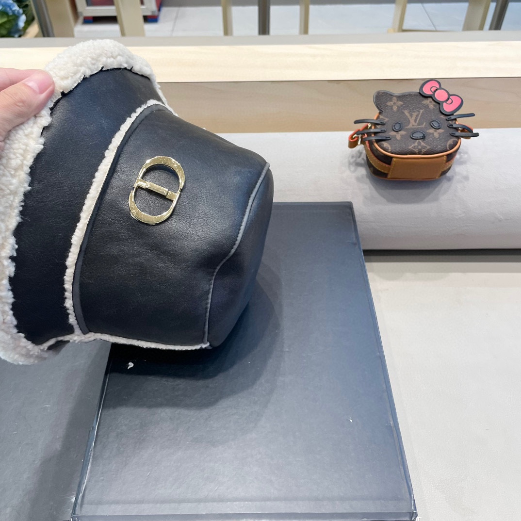 Dior迪奥秋冬款加厚羊羔毛皮毛一体渔夫帽子女休闲百搭显瘦平顶帽时尚盆帽