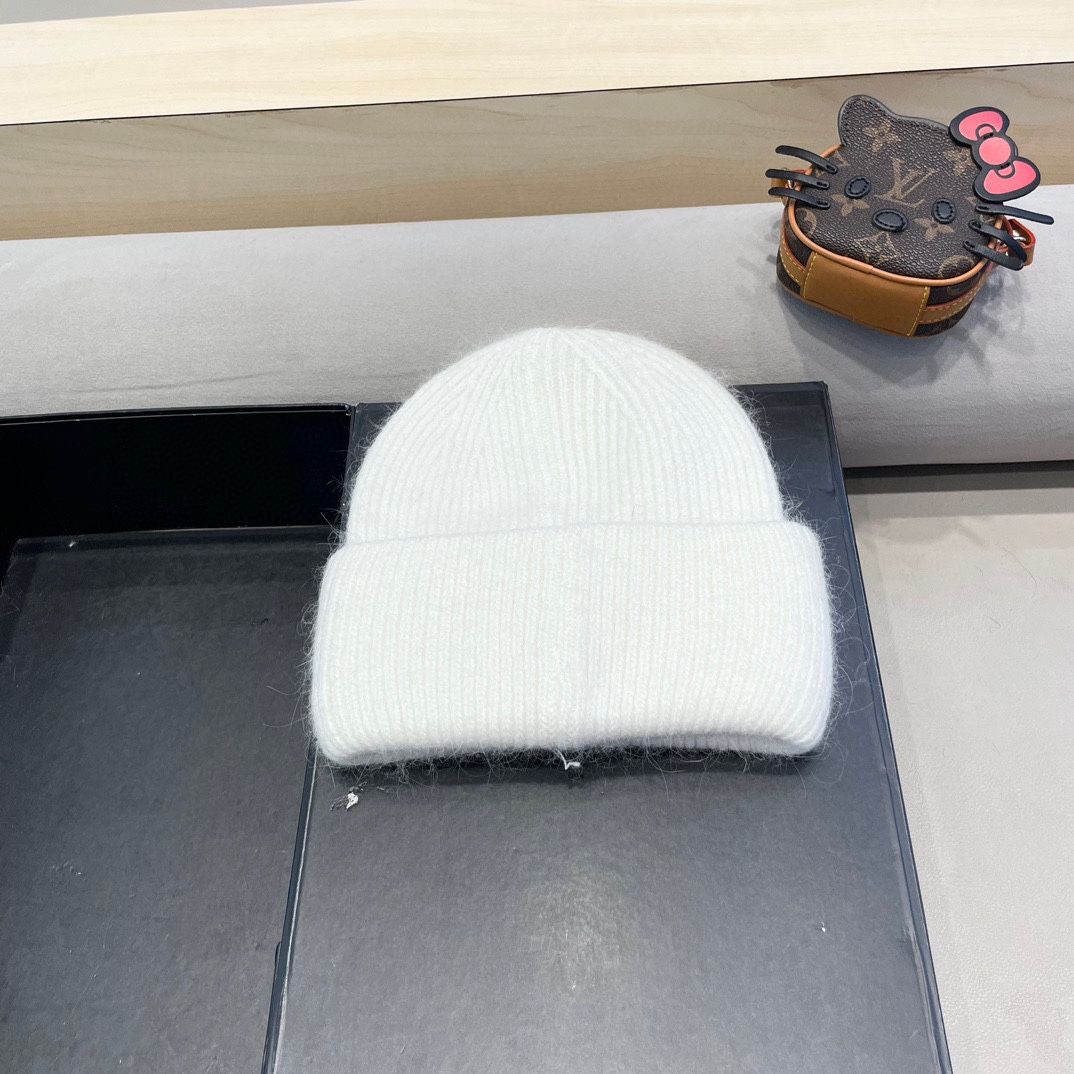 克罗心。福利！！新款上架，特别实惠的一个系列帽子，面料：毛线。密度紧致！毛线针织面料手感舒适透气性好！款