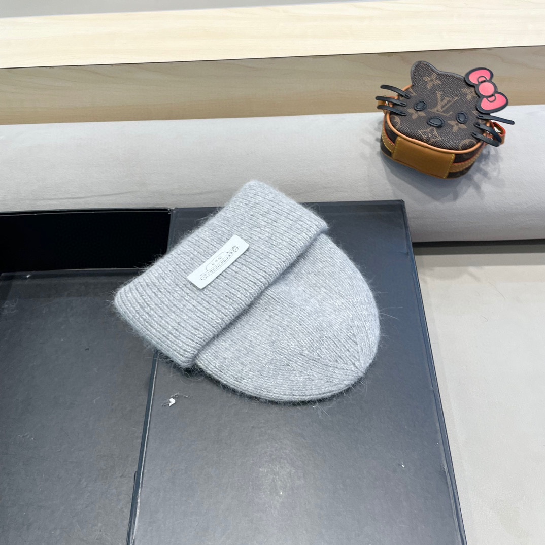 克罗心。福利！！新款上架，特别实惠的一个系列帽子，面料：毛线。密度紧致！毛线针织面料手感舒适透气性好！款