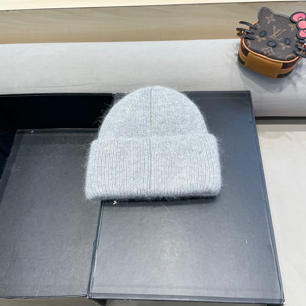 克罗心。福利！！新款上架，特别实惠的一个系列帽子，面料：毛线。密度紧致！毛线针织面料手感舒适透气性好！款