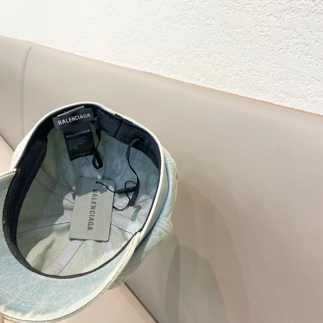 巴黎世家新款牛仔八角贝雷帽，简约精致百搭八角时尚休闲款，定制的帽框很好戴呀！闭眼入手都不踩雷的一款！头围