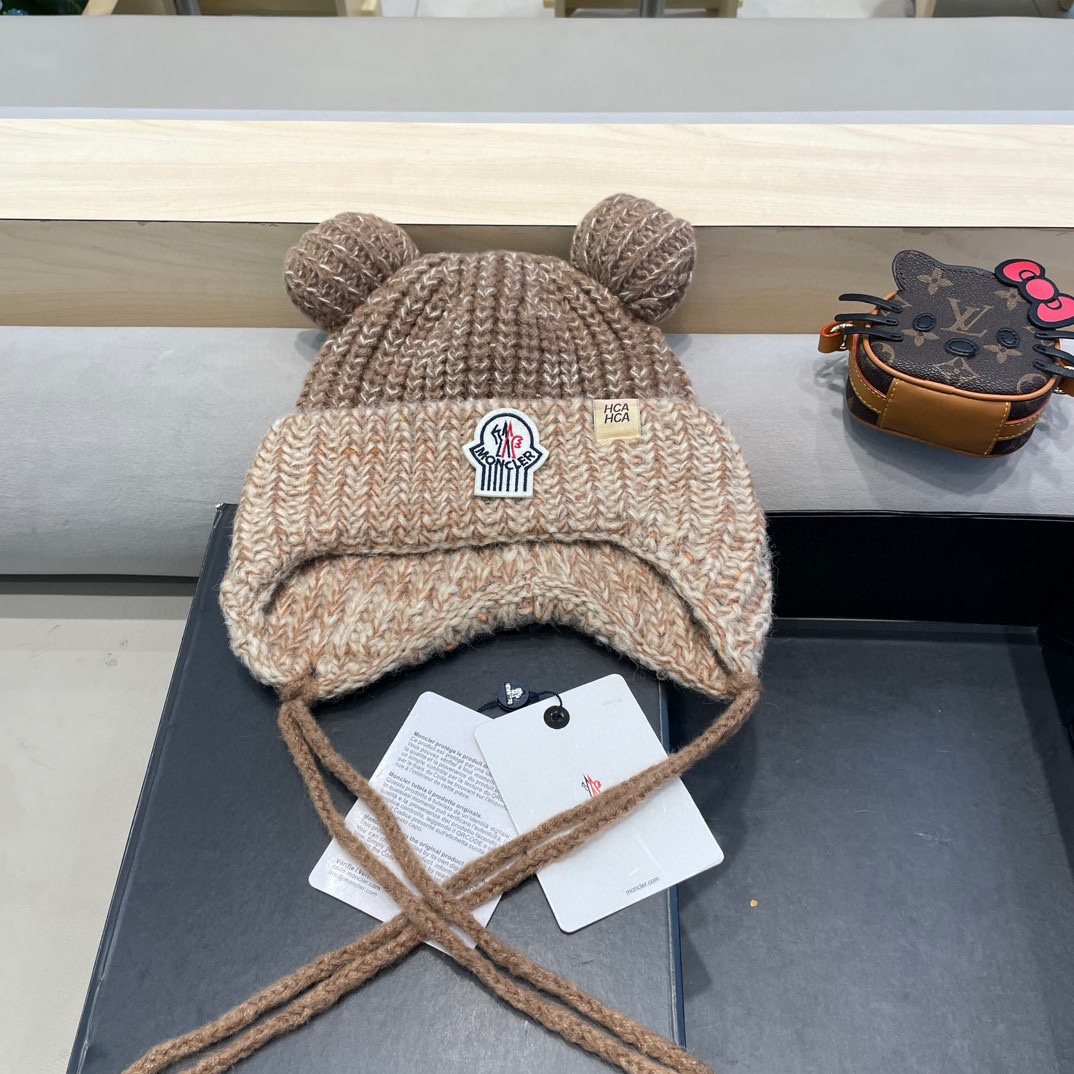 ？MONCLER蒙口🎩2024拼色加绒针织护耳帽女洋气冬季防寒保暖加厚雷锋帽毛线套头帽