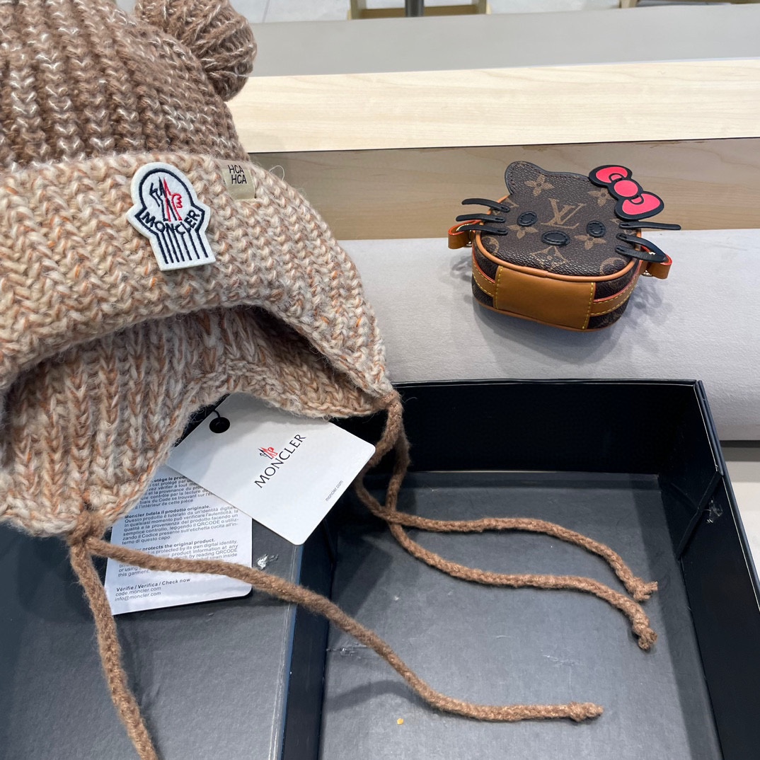 ？MONCLER蒙口🎩2024拼色加绒针织护耳帽女洋气冬季防寒保暖加厚雷锋帽毛线套头帽