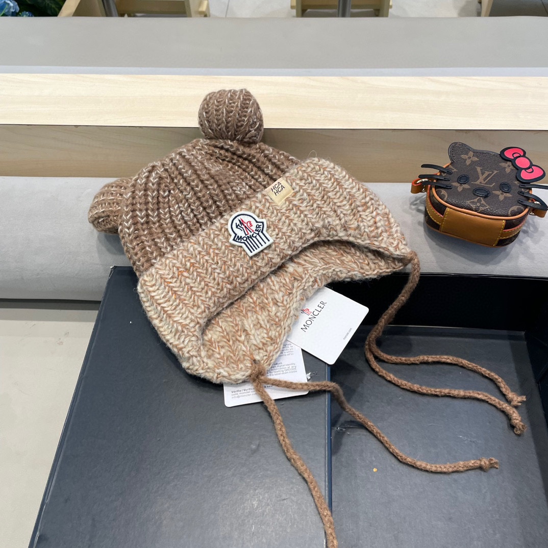 ？MONCLER蒙口🎩2024拼色加绒针织护耳帽女洋气冬季防寒保暖加厚雷锋帽毛线套头帽
