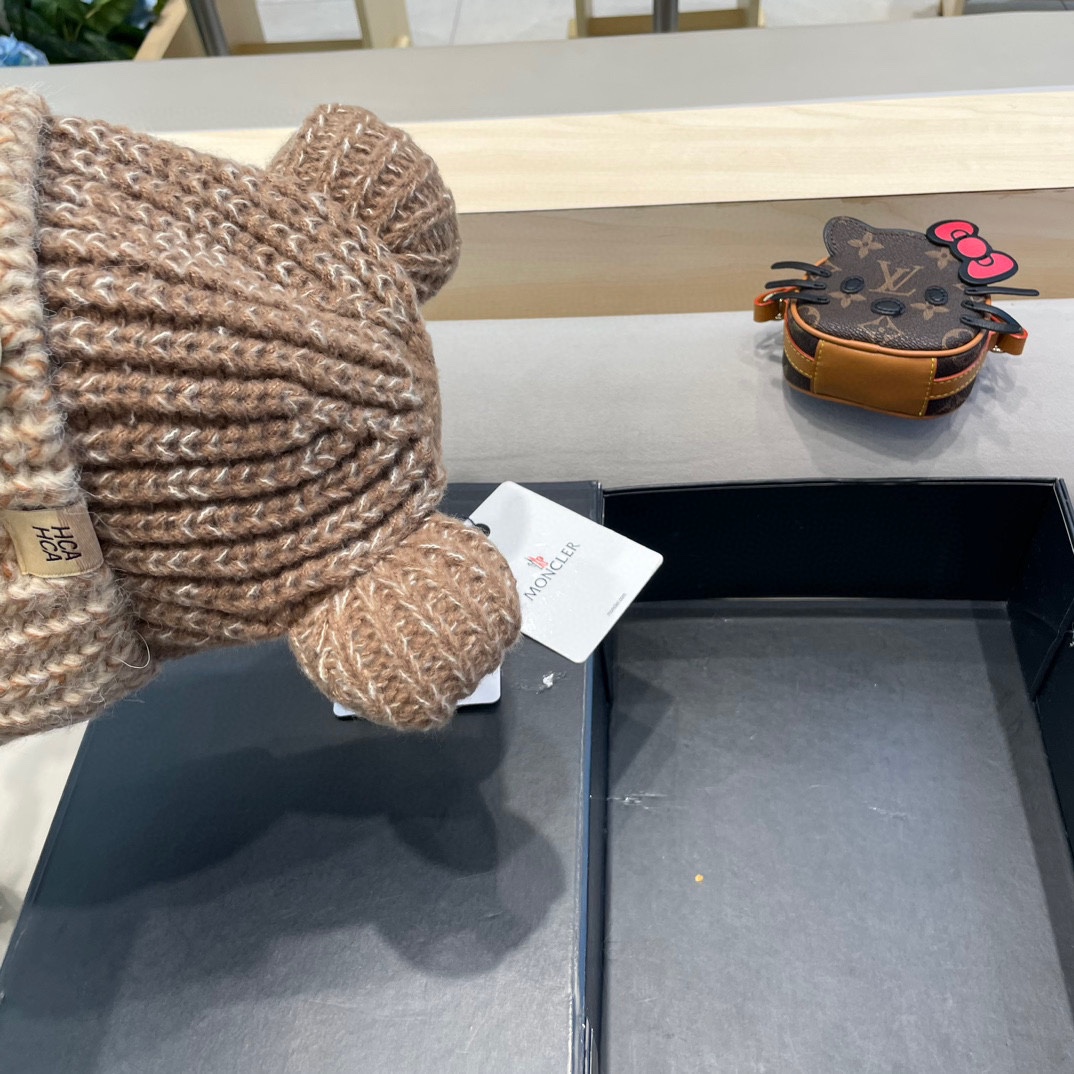 ？MONCLER蒙口🎩2024拼色加绒针织护耳帽女洋气冬季防寒保暖加厚雷锋帽毛线套头帽