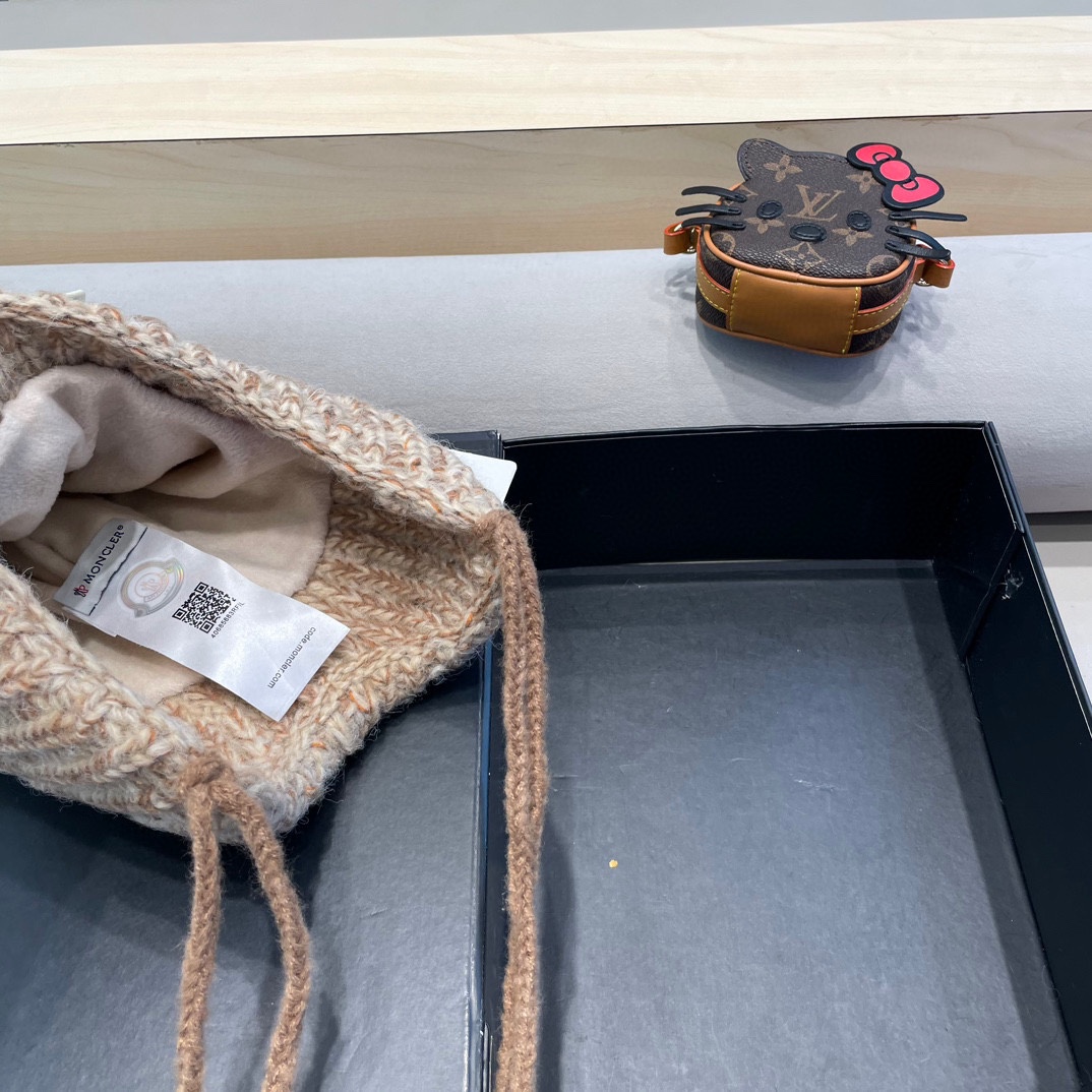 ？MONCLER蒙口🎩2024拼色加绒针织护耳帽女洋气冬季防寒保暖加厚雷锋帽毛线套头帽