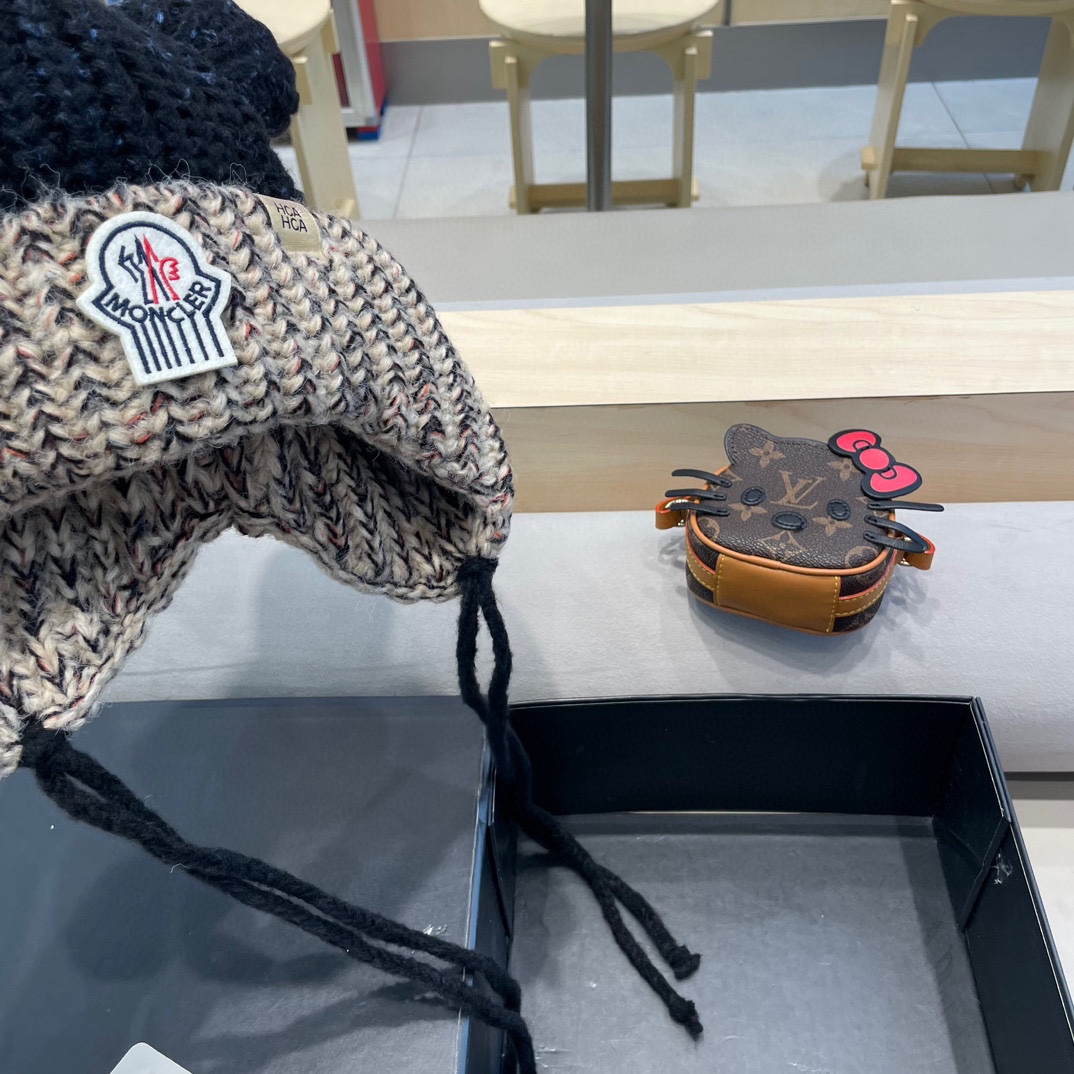 ？MONCLER蒙口🎩2024拼色加绒针织护耳帽女洋气冬季防寒保暖加厚雷锋帽毛线套头帽