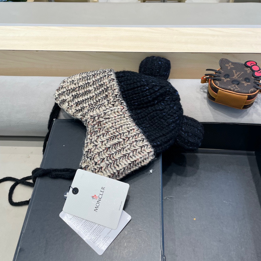 ？MONCLER蒙口🎩2024拼色加绒针织护耳帽女洋气冬季防寒保暖加厚雷锋帽毛线套头帽