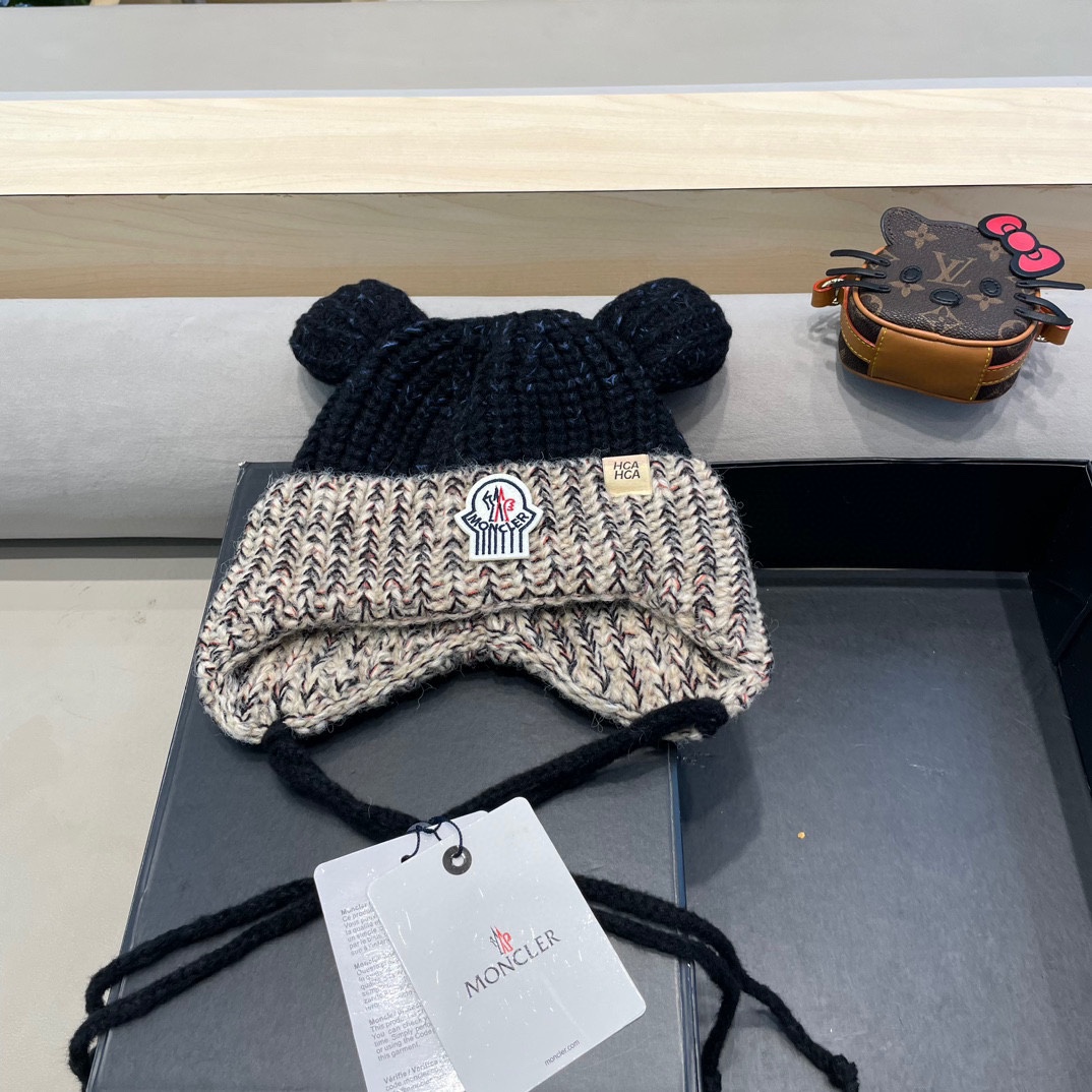 ？MONCLER蒙口🎩2024拼色加绒针织护耳帽女洋气冬季防寒保暖加厚雷锋帽毛线套头帽