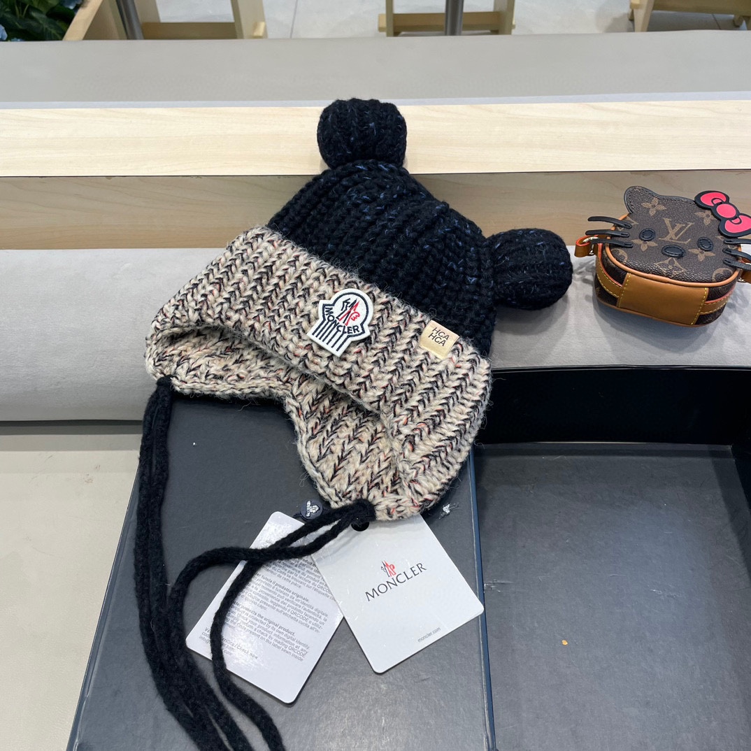 ？MONCLER蒙口🎩2024拼色加绒针织护耳帽女洋气冬季防寒保暖加厚雷锋帽毛线套头帽