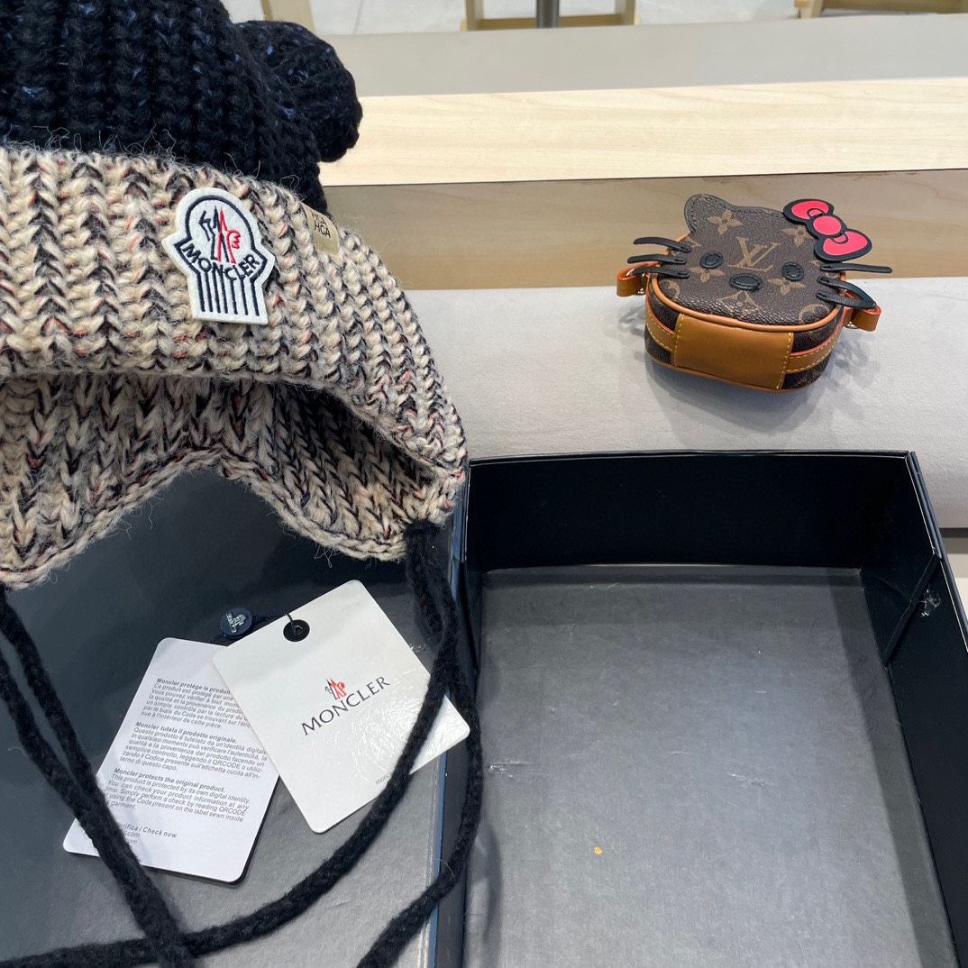 ？MONCLER蒙口🎩2024拼色加绒针织护耳帽女洋气冬季防寒保暖加厚雷锋帽毛线套头帽